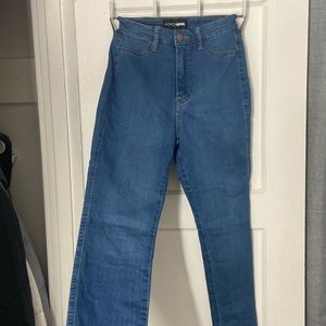 Medium wash jeans size 5 feels like size 3. Give me your best prices😁